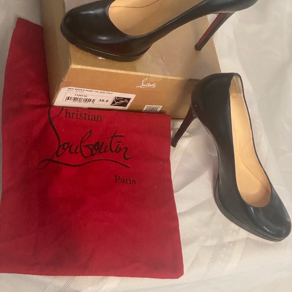 louboutin 38.5 black pumps loved lots of life left - Picture 2 of 6